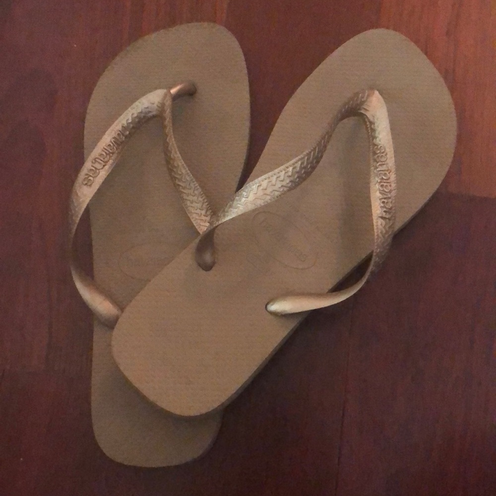 Havaianas flip flops in rose gold